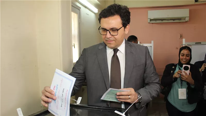 وزير الثقافة يُدلي بصوته في انتخابات مجلس الشيوخ