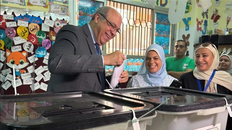 وزير الطيران المدني يُدلي بصوته في انتخابات مجلس الشيوخ بمقر لجنته الانتخابية