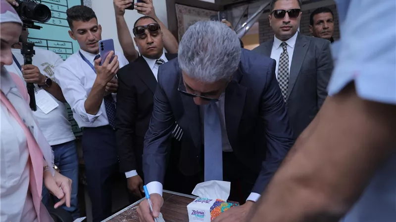 وزير السياحة والآثار يُدلي بصوته في انتخابات مجلس الشيوخ 