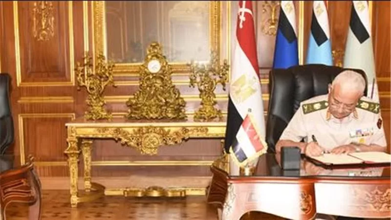 الفريق أول / عبد المجيد صقر القائد العام للقوات المسلحة وزير الدفاع والإنتاج الحربى يلتقى وزير الدفاع الفيتنامى