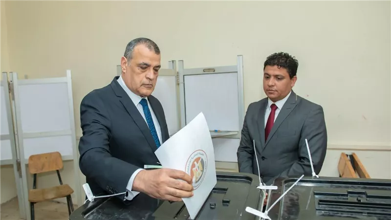 وزير الدولة للإنتاج الحربي يُدلي بصوته في انتخابات مجلس الشيوخ