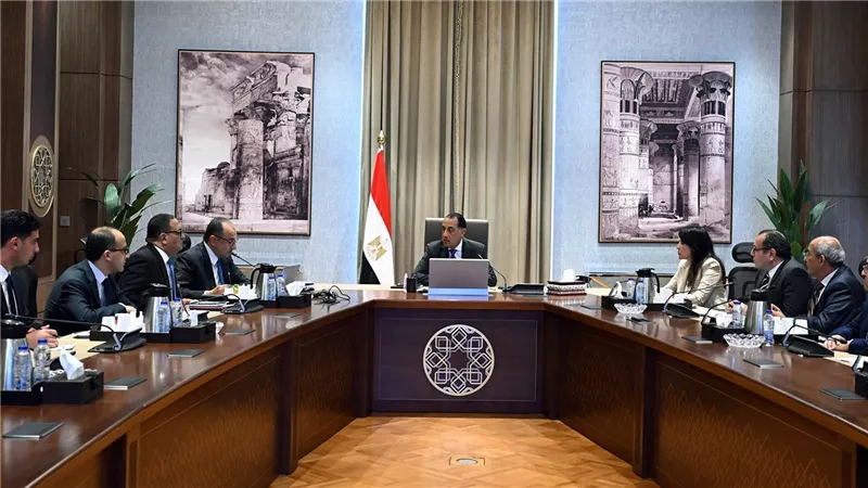 رئيس الوزراء يتابع مع وزير قطاع الأعمال العام الموقف التنفيذي لمشروع تطوير صناعة الغزل والنسيج