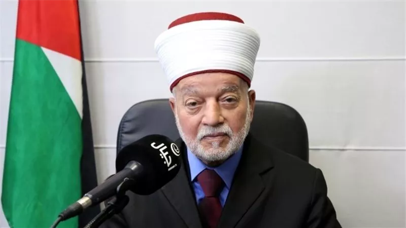 الاحتلال يصدر قرارا بإبعاد مفتى القدس 6 أشهر عن المسجد الأقصى (تفاصيل) 