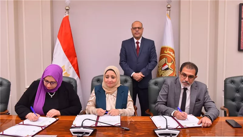 وزير العمل يشهد توقيع بروتوكول تعاون مع مؤسستي 