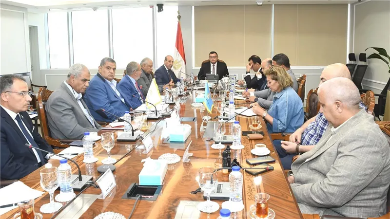 وزير الإسكان يعقد اجتماعًا مع الشركات المنفذة لمشروع حدائق تلال الفسطاط