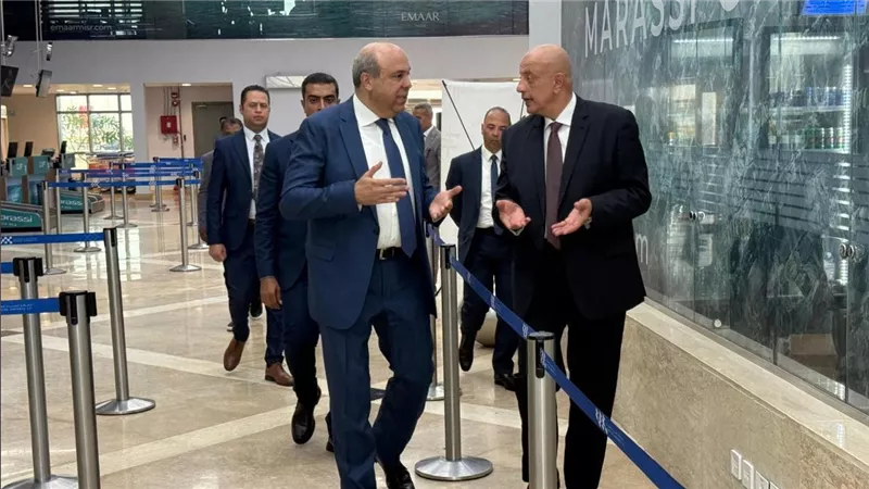 وزير الطيران المدني يتفقد مطار العلمين الدولي لمتابعة انتظام حركة التشغيل واستقبال الوفود السياحية