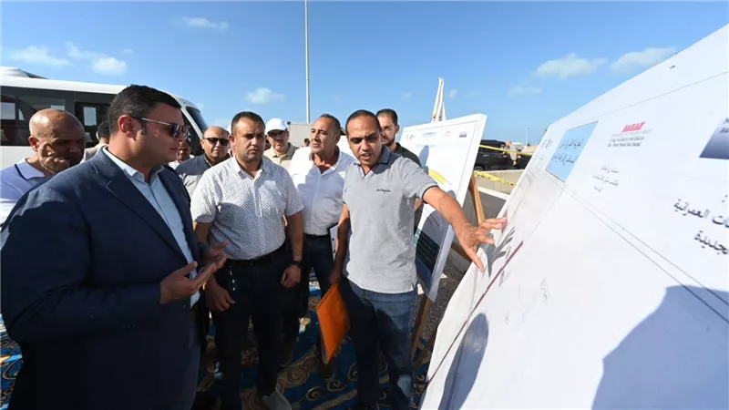وزير الإسكان يتفقد مشروع بحيرات 