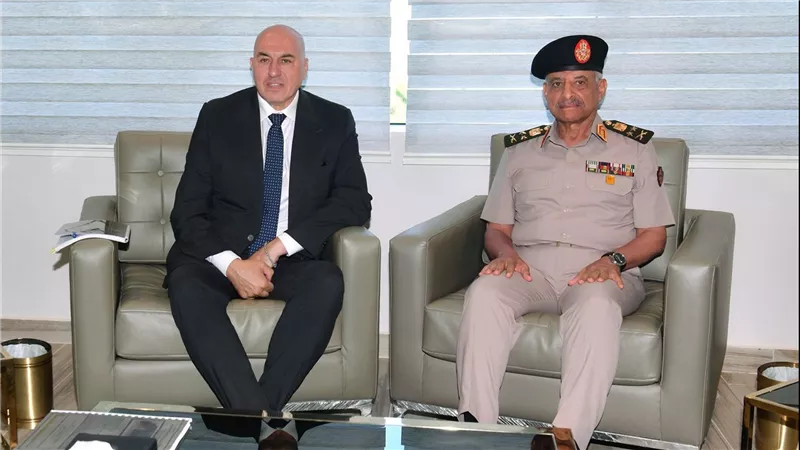 الفريق أول عبد المجيد صقر القائد العام للقوات المسلحة وزير الدفاع والإنتاج الحربى يلتقى وزير دفاع جمهورية إيطاليا