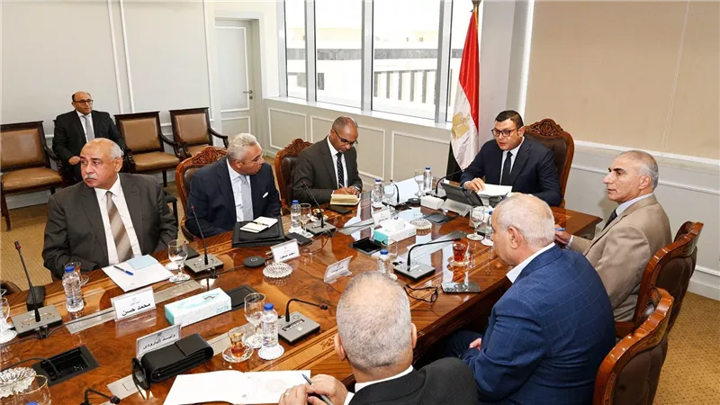  وزير الإسكان يعقد اجتماعًا موسعًا مع رؤساء وممثلي الجهات التابعة للوزارة 