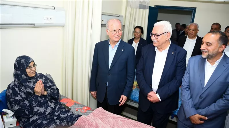 وزير الخارجية يرافق رئيس الوزراء الفلسطيني لزيارة الجرحى الفلسطينيين بمستشفى العريش العام
