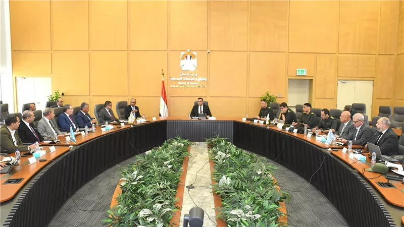 وزير الإسكان يعقد اجتماعًا مع مسئولى الهيئة الهندسية للقوات المسلحة لبحث التعاون بشأن عدد من الملفات