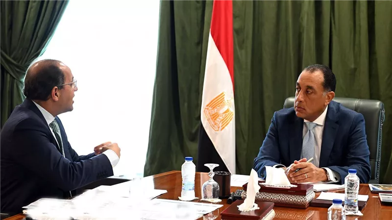 رئيس الوزراء يُتابع مع وزير المالية موقف سداد المستحقات المتأخرة للمصدرين