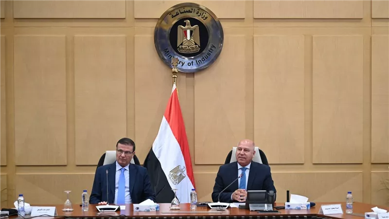 وزير الصناعة والنقل ووزير الزراعة يبحثان التوسع في تصنيع الزبيب وتوطين صناعة الكتان