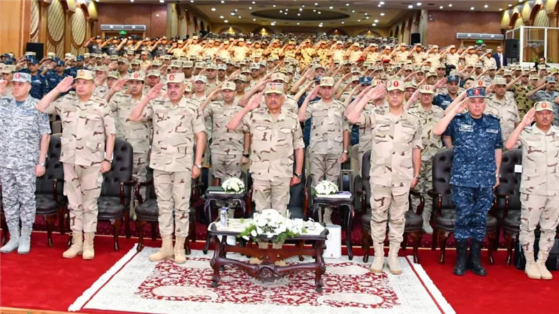 الفريق أول عبد المجيد صقر القائد العام للقوات المسلحة وزير الدفاع والإنتاج الحربى يلتقى بعدد من مقاتلى المنطقة الشمالية العسكرية