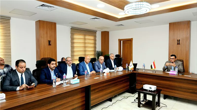 وزير الإسكان يتابع ملف تقنين الأراضي بمدينتي العبور الجديدة والشروق