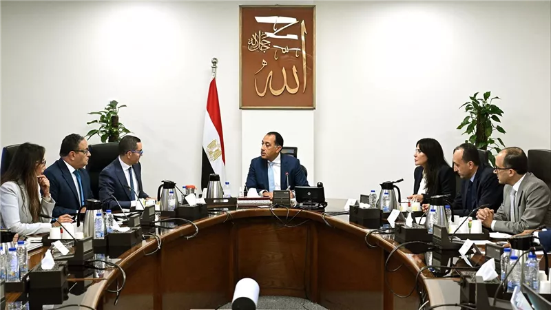 رئيس الوزراء يتابع مع وزير الاستثمار جهود تطوير منظومة الإفراج الجمركي