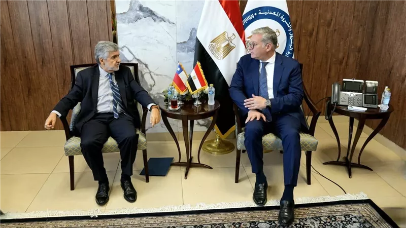 وزير البترول يستقبل سفير تشيلي بالقاهرة