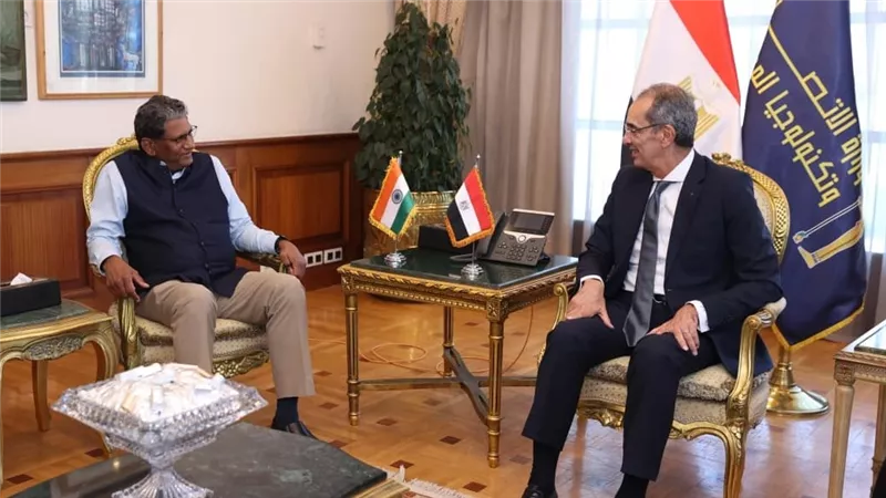وزير الاتصالات يبحث مع سفير الهند بالقاهرة تعزيز التعاون في مجالات التعهيد 