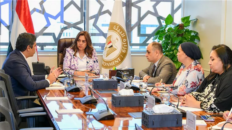 وزيرة التنمية المحلية والقائم بأعمال وزير البيئة تبحث سبل الاستفادة من المخلفات اليومية