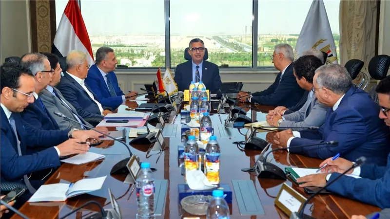 وزير التموين يجتمع مع رئيس مجموعة سامكريت لمتابعة الموقف التنفيذي للمستودع الاستراتيجي بالسويس