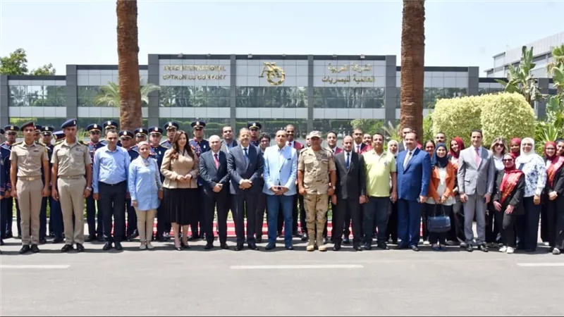 القوات المسلحة تنظم زيارة لوفد من الإعلاميين وطلبة الأكاديمية العسكرية والجامعات للشركة العربية العالمية للبصريات