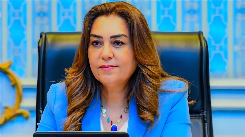 وزيرة التنمية المحلية تستعرض تقريراً حول أبرز جهود وحدة السكان المركزية