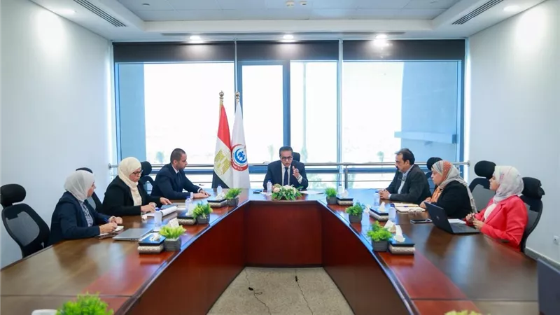وزير الصحة يناقش مستجدات ملف تكليف أعضاء المهن الصحية ويبحث آليات توزيعهم على المنشآت الصحية