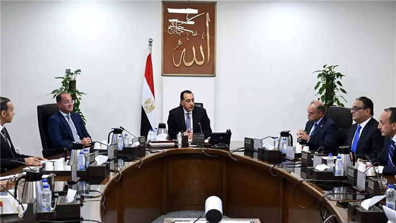 بحضور وزير المالية.. رئيس الوزراء يجتمع برئيس هيئة الرقابة المالية ورئيس البورصة