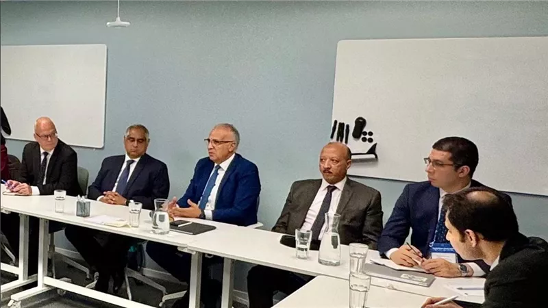 وزير الري يلتقي ممثلي 