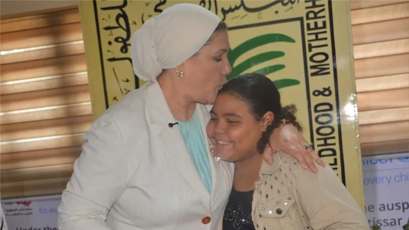 رئيسة المجلس القومي للطفولة والأمومة تكرم الطفلة 