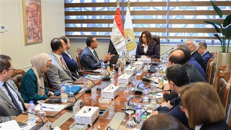 وزيرة التنمية المحلية والقائم بأعمال وزير البيئة تبحث مع وفد برنامج الأمم المتحدة 