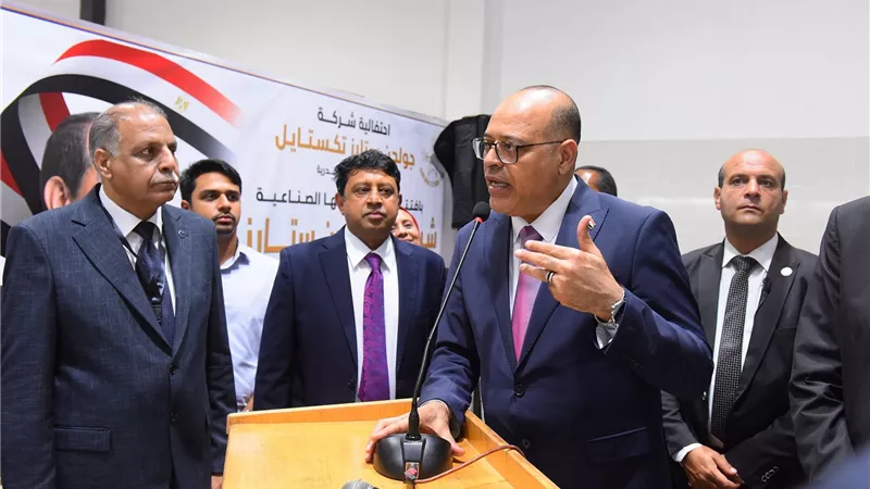 وزير العمل يفتتح صالة الإنتاج الجديدة بشركة جولدن ستارز للملابس الجاهزة بالمحمودية