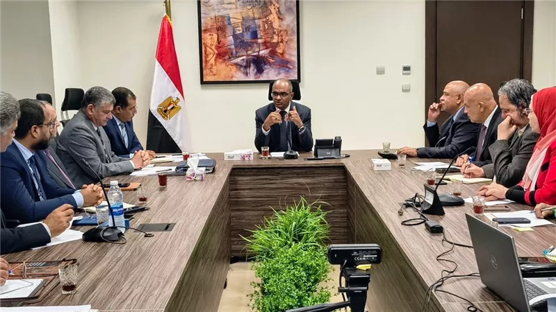 نائب وزير الإسكان يعقد اجتماعًا لمناقشة الاستفادة القصوي من إنتاج مجمع محطات تحلية مياه البحر بالعين السخنة
