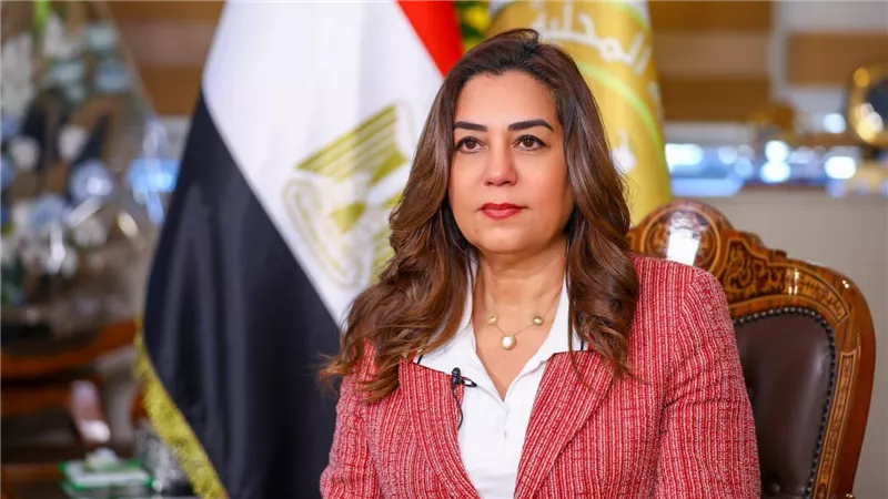 وزيرة التنمية المحلية تتابع مع محافظ مطروح تداعيات حادث انقلاب عربات قطار بمطروح