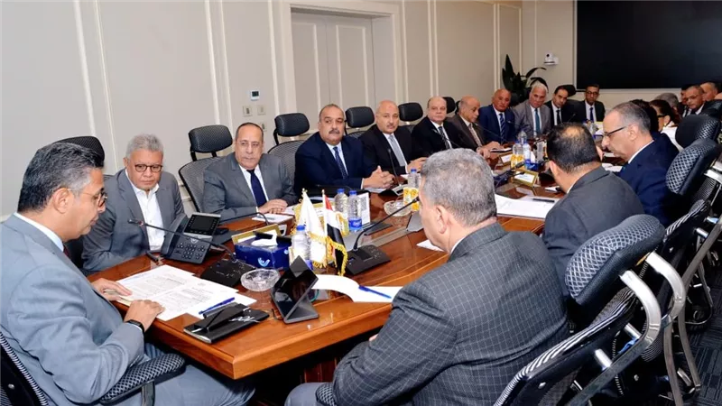 وزير التموين يجتمع مع قيادات الشركة القابضة والشركات التابعة لمتابعة توافر السلع وضبط الأسواق