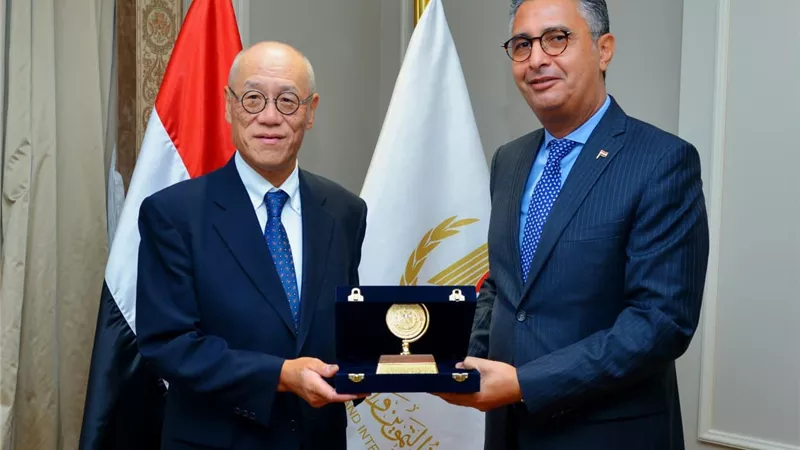 وزير التموين والتجارة الداخلية يلتقي سفير اليابان بالقاهرة لبحث تعزيز فرص الاستثمار والتعاون المشترك