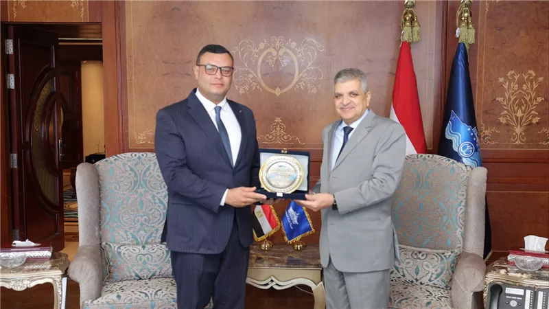 الفريق أسامة ربيع ووزير الإسكان يبحثان إمكانية إنشاء محطات لتحلية المياه بمدن القناة
