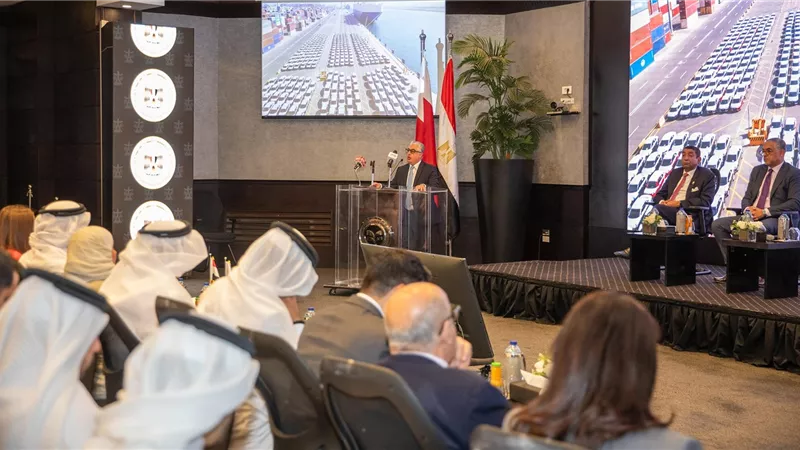 رئيس اقتصادية قناة السويس يستعرض الفرص الاستثمارية بالهيئة في جلسة 