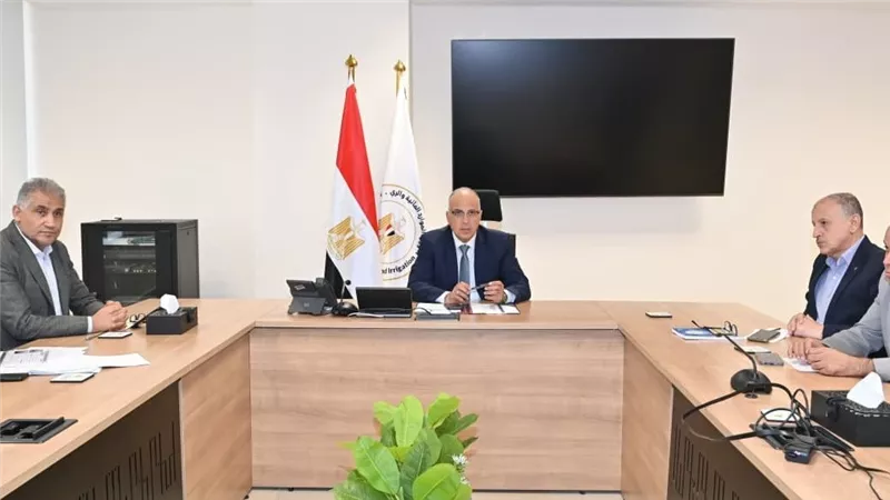 وزير الري يتابع موقف الإجراءات العاجلة التي تقوم بها مصلحة الميكانيكا والكهرباء للتعامل مع حالات الطواريء