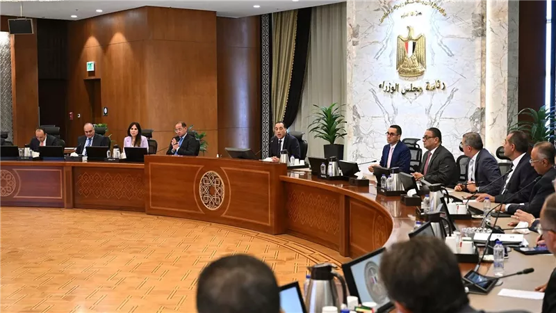 رئيس الوزراء يجتمع برؤساء ومسئولي المجالس التصديرية