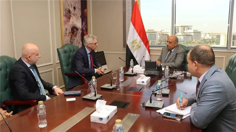 وزير الكهرباء يبحث مع شركة 