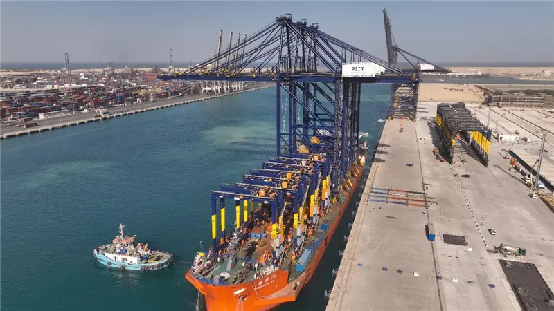 وزير الصناعة والنقل يعلن استقبال رصيف محطة هاتشيسون رقم 1 بميناء السخنة السفينة المتخصصة ZHEN HUA 23 