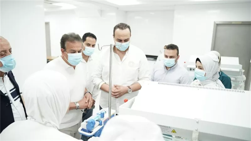 وزير الصحة والسكان ومحافظ الأقصر يجريان جولة تفقدية بعدد من منشآت هيئة الرعاية بالأقصر يرافقهم رئيس هيئة الرعاية الصحية