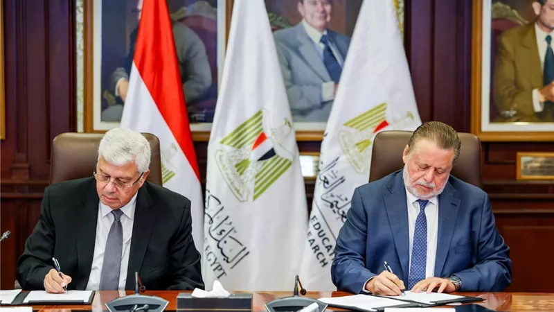 محافظ البنك المركزي ووزير التعليم العالي يوقعان بروتوكولي تعاون لتوفير منح جامعية للطلاب المتفوقين غير القادرين