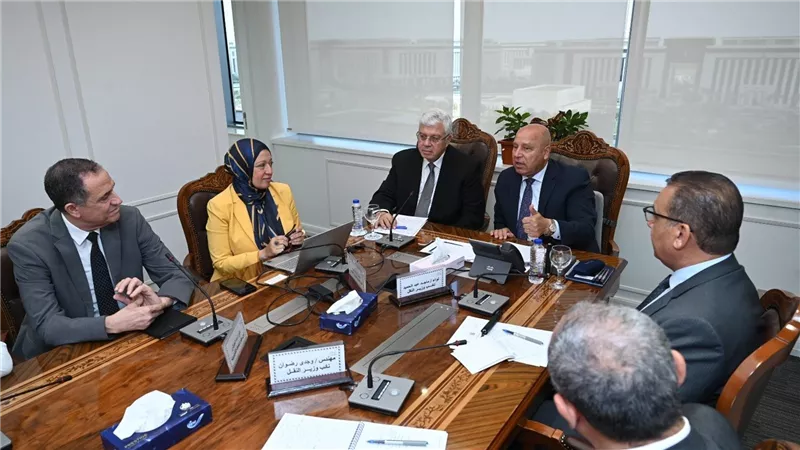 وزير الصناعة يعقد اجتماعاً موسعاً مع وزير التعليم العالي والبحث العلمي لمتابعة الخطوات التنفيذية لإنشاء جامعة النقل المصرية