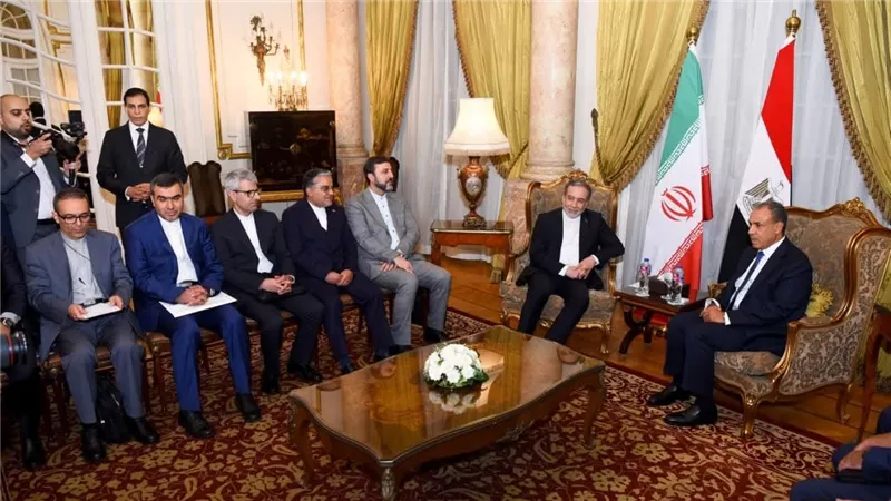 وزير الخارجية يستقبل نظيره الإيراني بالقاهرة