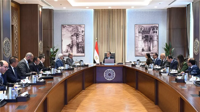رئيس الوزراء يتابع مستجدات إجراءات تفعيل الربط الإلكتروني بين هيئة التأمين الاجتماعي والمرور