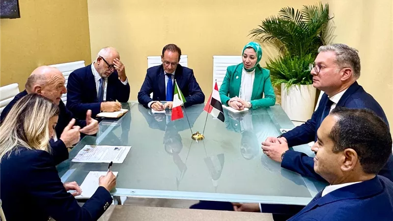 وزير البترول يشهد جلسة مباحثات مع وزير البيئة وأمن الطاقة الإيطالي بحضور المهندسة عبير الشربيني مدير عام المكتب الفني