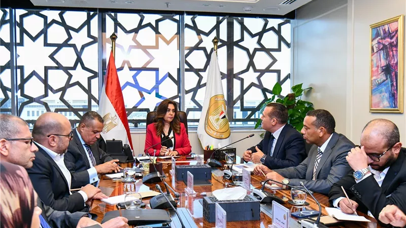 وزيرة التنمية المحلية تبحث مع محافظ جنوب سيناء ومدير 