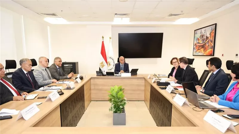 سويلم يبحث مع المدير الإقليمي للوكالة الفرنسية للتنمية سبل تعزيز التعاون بين الوزارة والوكالة في مجال الموارد المائية والري